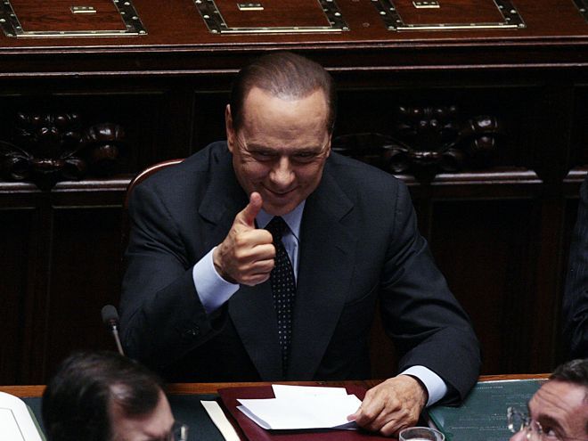 Clamoroso al Senato: Berlusconi vota la fiducia al Governo