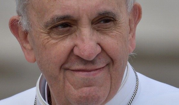 Papa Francesco regala schede telefoniche ai migranti di Lampedusa