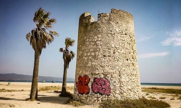 Imbrattata a torre spagnola della spiaggia del Poetto. In sindaco Zedda: 