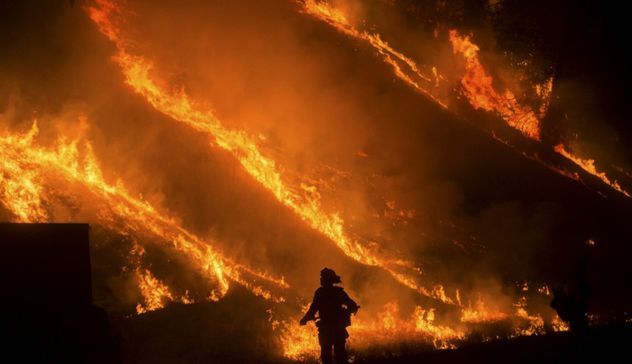 Notte di fuoco a Sant'Antioco, evacuate 200 persone 