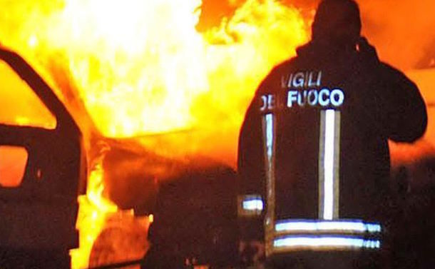 Notte di paura a Pirri: incendio devasta negozio di materiale edile