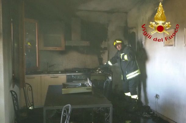 Incendio divampa all'interno di un'abitazione di Tanaunella, immediato l'intervento delle squadre dei Vigili del fuoco