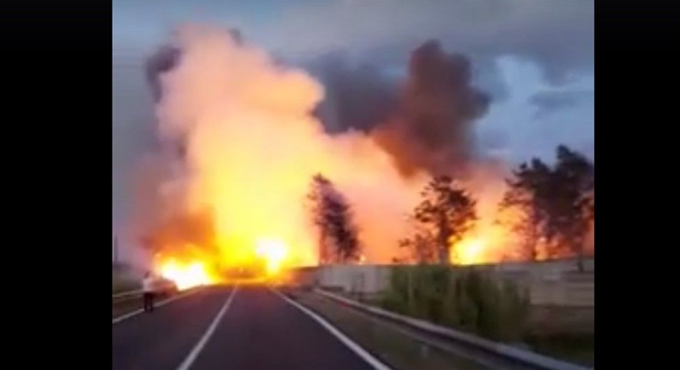 Incendio minaccia alcuni edifici e tralicci dell'alta tensione a Chilivani | VIDEO