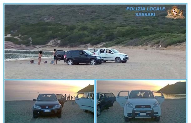 Parcheggiano due suv sulla spiaggia di Porto Ferro per guardare il tramonto