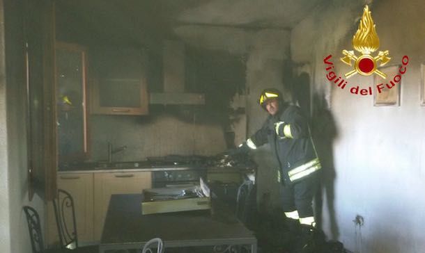 Incendio divampa all'interno di un'abitazione di Tanaunella, immediato l'intervento delle squadre dei Vigili del fuoco