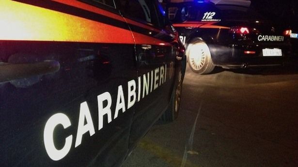 Banditi armati speronano e investono Carabinieri con un furgone