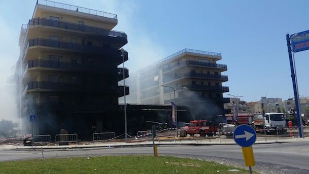 Spento l'incendio divampato in un palazzo di via Vittorio Emanuele: ora la conta dei danni