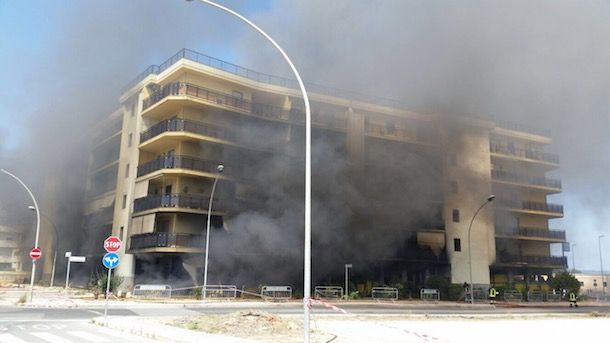 Palazzo in fiamme, appartamenti evacuati: scatta la vigilanza anti-sciacalli