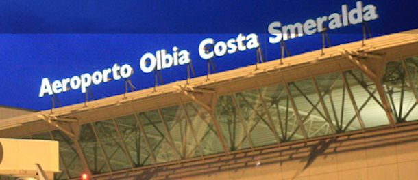 Tubi spara-coriandoli terrorizzano i passeggeri all'aeroporto di Olbia