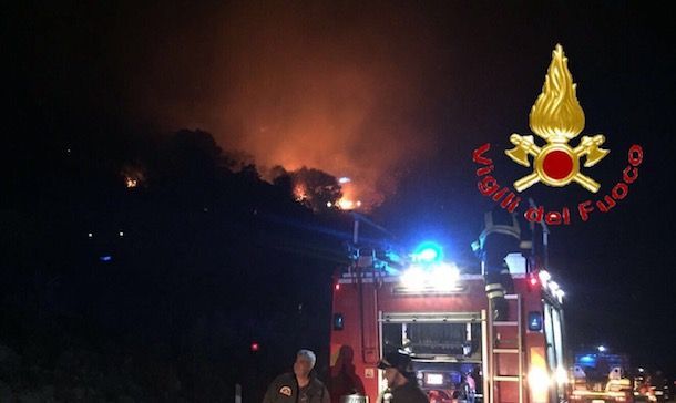 Incendio a Budoni: sono proseguite per tutta la notte le operazioni di spegnimento