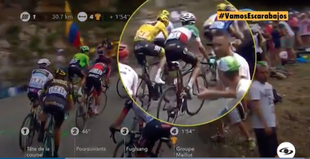 Tour de France, spallata di Froome a Fabio Aru che rischia di finire giù da una scarpata. IL VIDEO