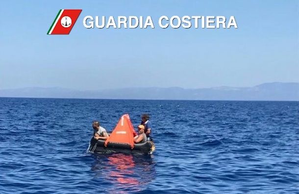 La barca sta per affondare: tre pescatori salvati dalla Guardia Costiera