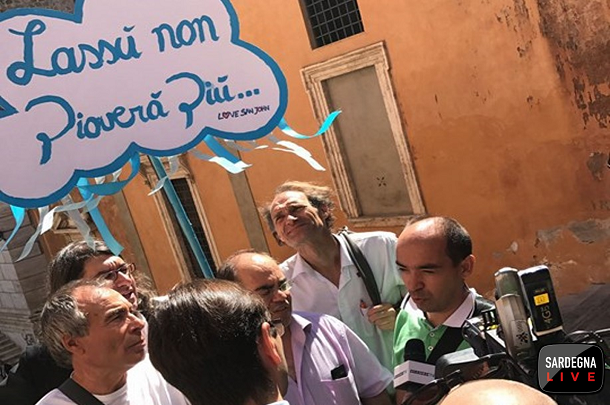 Sardegna-Villaggio pace fatta. Enzo Mugoni omaggia l'attore in camera ardente: “Lassù non pioverà più”
