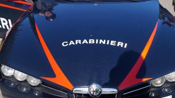 Danneggiano il parco giochi per i bambini, ma vengono ripresi dalle telecamere: tre giovani denunciati dai Carabinieri