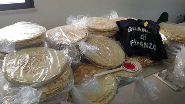 Fanno il pane carasau e lo vendono abusivamente nel centro di Oristano: blitz della Guardia di finanza