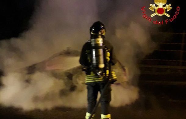 Auto a fuoco a Irgoli: l'incendio è doloso