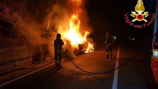 Auto prende fuoco sulla strada statale 129: illeso il conducente, un uomo di Oniferi