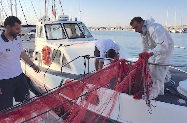 Rete da pesca lunga 2,5 chilometri nell'Area Marina Protetta: scatta il sequestro da parte della Guardia Costiera