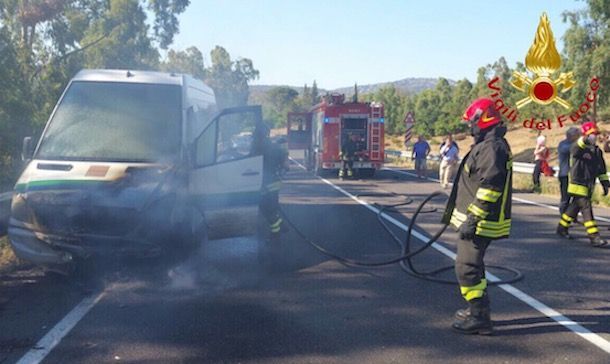 Autobus in fiamme a Nuoro: salvo il conducente