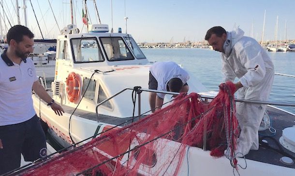 Rete da pesca lunga 2,5 chilometri nell'Area Marina Protetta: scatta il sequestro da parte della Guardia Costiera