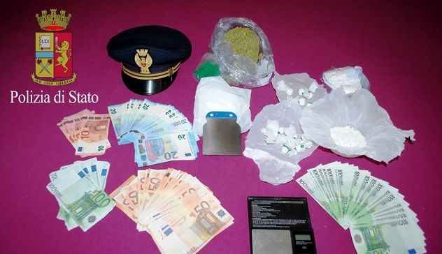 Detenzione di sostanze stupefacenti e monete falsificate: arrestato 56enne belga