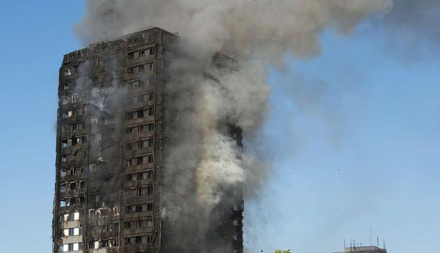 Londra. Grattacielo di 27 piani in fiamme: almeno 30 feriti, si teme ci siano vittime