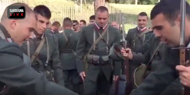 Ecco i militari della Brigata Sassari prima della parata: vi sveliamo un simpatico retroscena. IL VIDEO