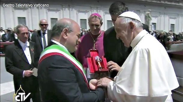 Il sindaco di Sassari consegna a Papa Francesco un Candeliere d'oro speciale