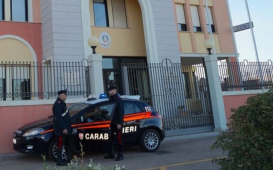 Ubriaco, molesta i clienti di un bar e aggredisce i carabinieri: arrestato 45enne