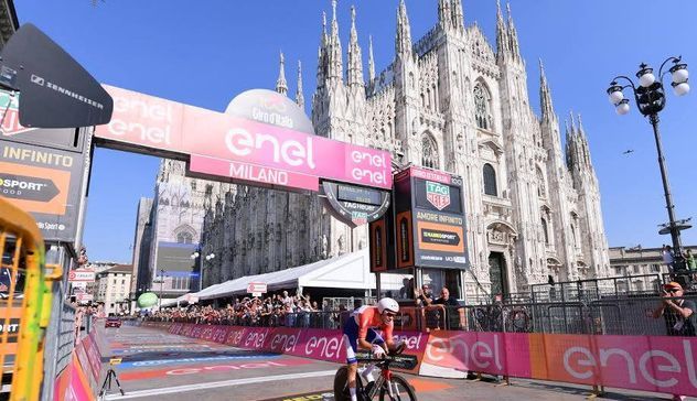 L'olandese Tom Dumoulin vince la centesima edizione del Giro d'Italia partita dalla Sardegna