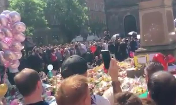 Un coro da brividi per le vittime dell'attentato: la donna canta un brano degli Oasis