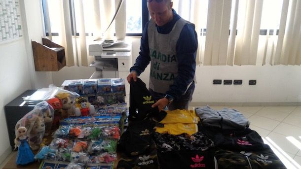 Operazione della Guardia di Finanza durante i festeggiamenti di San Simplicio: sequestrati 600 articoli contraffatti