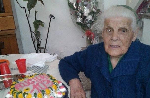 Buon compleanno tzia Maria! La nonnina di Tresnuraghes compie 104 anni