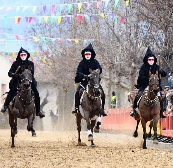 Tradizioni equestri e divertimento: oggi a Pattada la 3^ edizione della Pentolaccia a cavallo