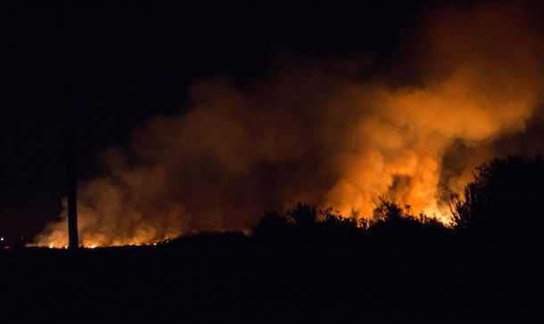 Incendio nella notte lungo la Pedemontana tra Uta e Assemini