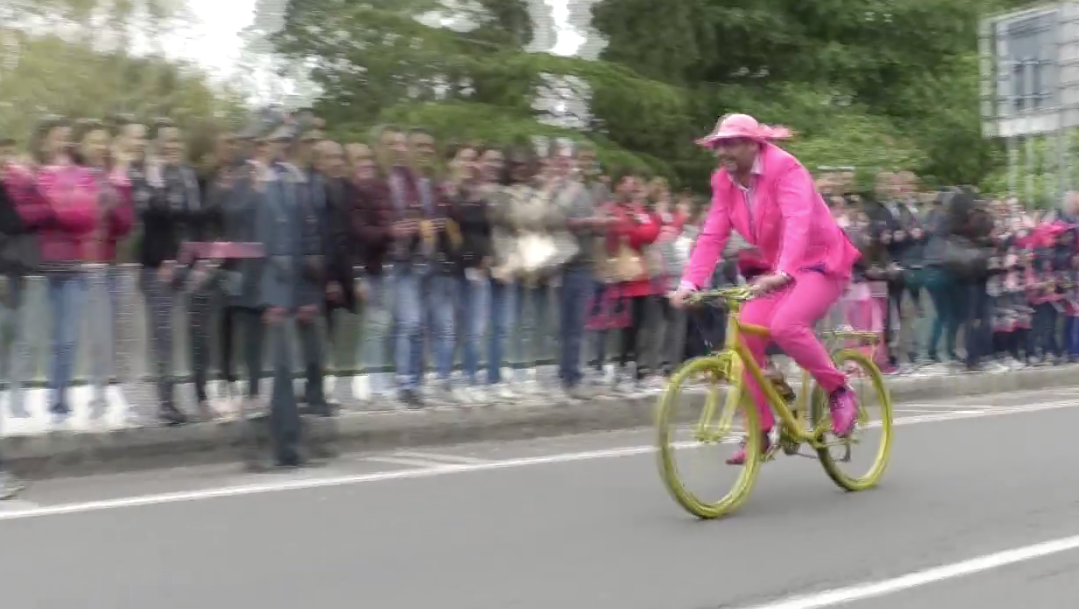 Giro d'Italia. A Nuoro un ragazzo in sella alla sua bici invade il percorso, ma viene raggiunto e fermato dalla Polizia ECCO IL VIDEO