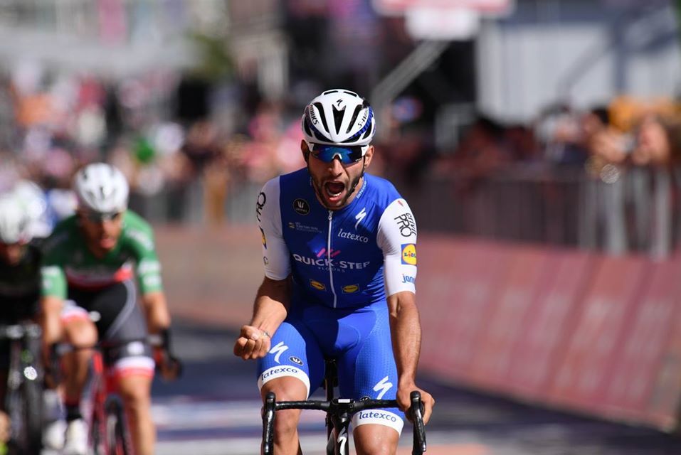 Il corridore colombiano Gaviria vince la 3^ tappa del Giro d'Italia. FOTO