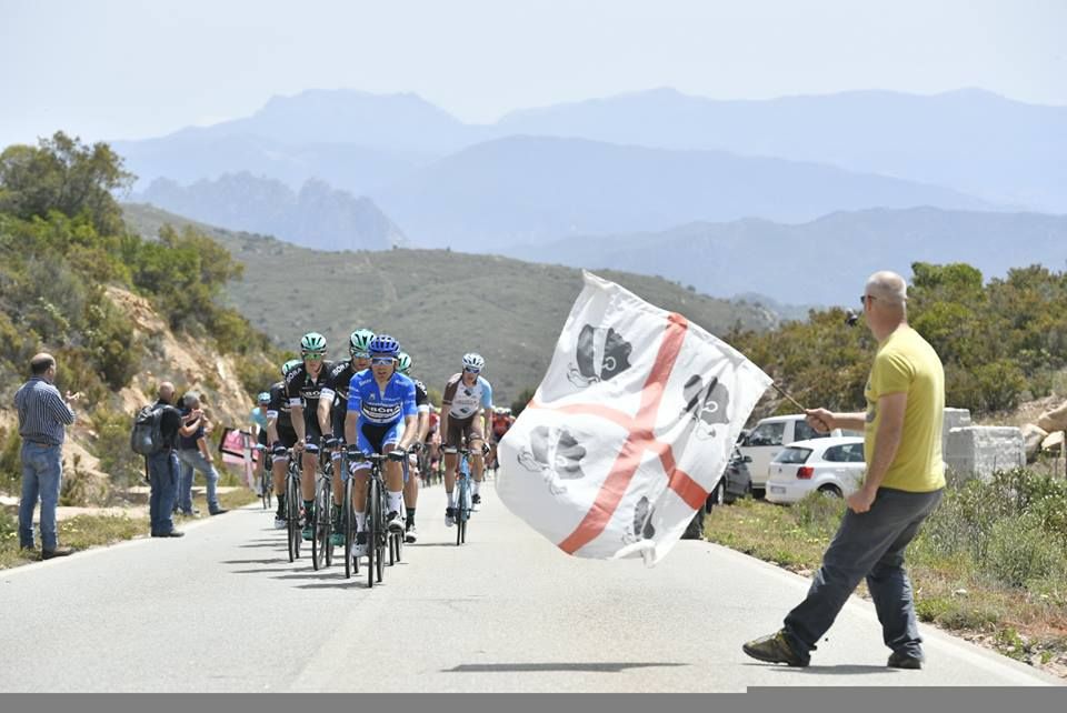 La Sardegna ha onorato il Giro d'Italia. Un dolce spettacolo che ha attraversato i cuori dell'isola