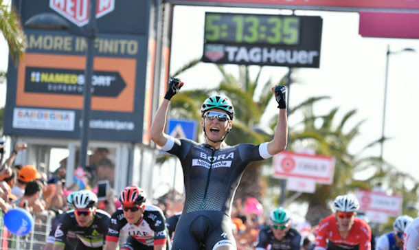 Il corridore austriaco Pöstlberger vince la Tappa 1 del Giro d'Italia e indossa la prima Maglia Rosa