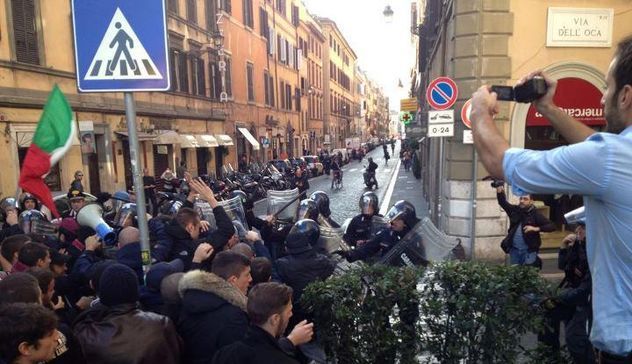 Roma. Movimenti per la casa in protesta: caos e assalti ai blindati
