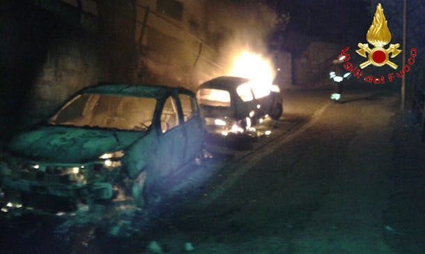 Incendio nel centro storico di Jerzu: due auto distrutte