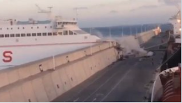 Traghetto si schianta contro il molo: paura per 140 passeggeri. IL VIDEO DELL'INCIDENTE