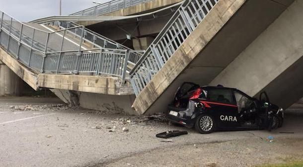 Crolla cavalcavia: schiacciata auto dei carabinieri