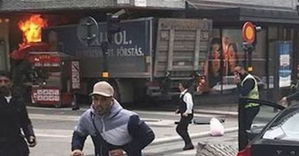 Attentato a Stoccolma: camion sulla folla