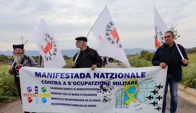 Marcia dei pacifisti contro la fabbrica di bombe nel sud Sardegna