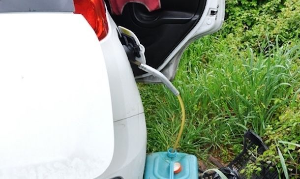 Dipendente della Asl sorpreso a rubare benzina dall'auto di servizio