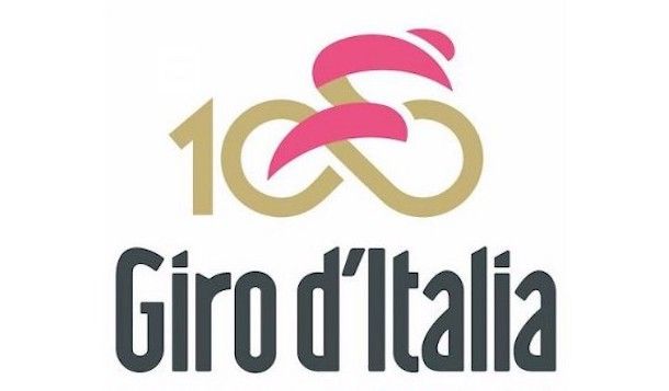 Tappa del Giro d'Italia ad Alghero: allestimenti con le vecchie ruote di biciclette