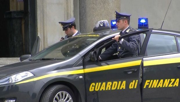 Due fratelli truffano il padre e gli sottraggano 100 mila euro: la Guardia di Finanza denuncia 5 persone