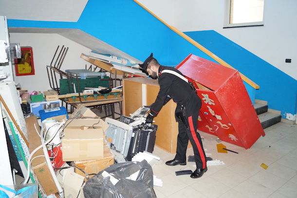 Si introducono in una scuola danneggiano gli arredi e i sistemi informatici ma vengono sorpresi dai Carabinieri  