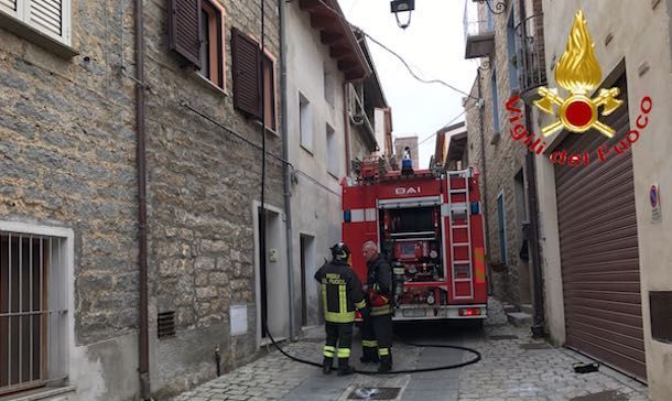 Incendio nel laboratorio odontotecnico di via Sassari